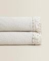 Narzuta z wypukłym wzorem i haftowana falbanką biała 230x250 Zara Home
