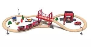 Drewniana kolejka z zespołem ratunkowym