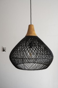 Rattanowy klosz z drewnem teakowym M - Czarny - BAND I Bally Hands