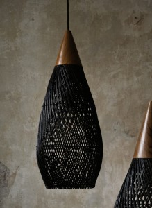 Rattanowy klosz z drewnem teakowym - M - Czarny - CONE I Bally Hands