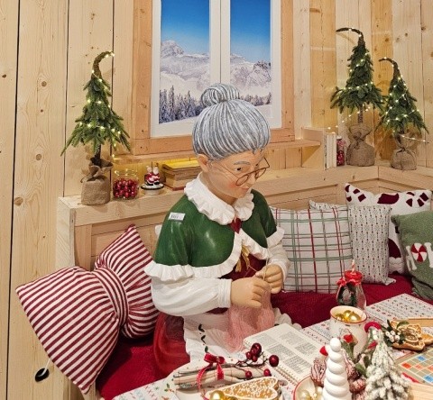 Babcia siedząca MAXI