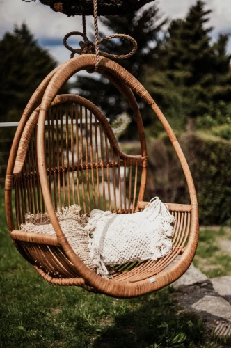 Rattanowy fotel wiszący Henry brązowy ze stelażem | Monnarita