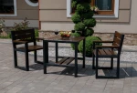 Komplet mebli ogrodowych - stół kwadratowy, dwa krzesła z oparciem i podłokietnikami - Drewno olchowe