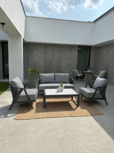 Zestaw ogrodowy sofa 2-osobowa, 2 fotele i stolik Maksymo - szary | Monnarita